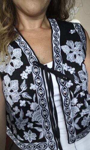 Chaleco bordado negro y blanco