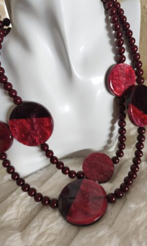 Colgante perlas y círculos granate