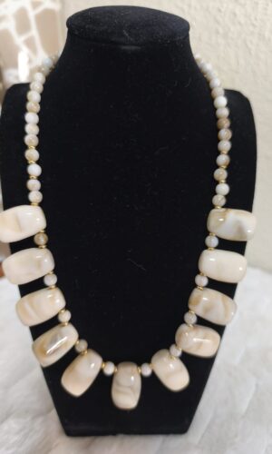 Colgante piedras y perlas beige