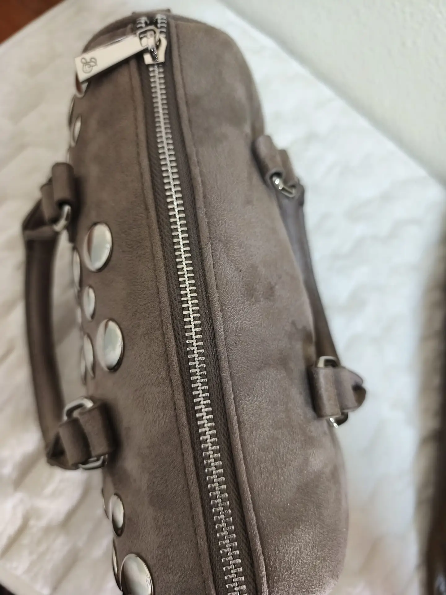 Bolso gris con tacto antelina y tachas plateadas - Imagen 2