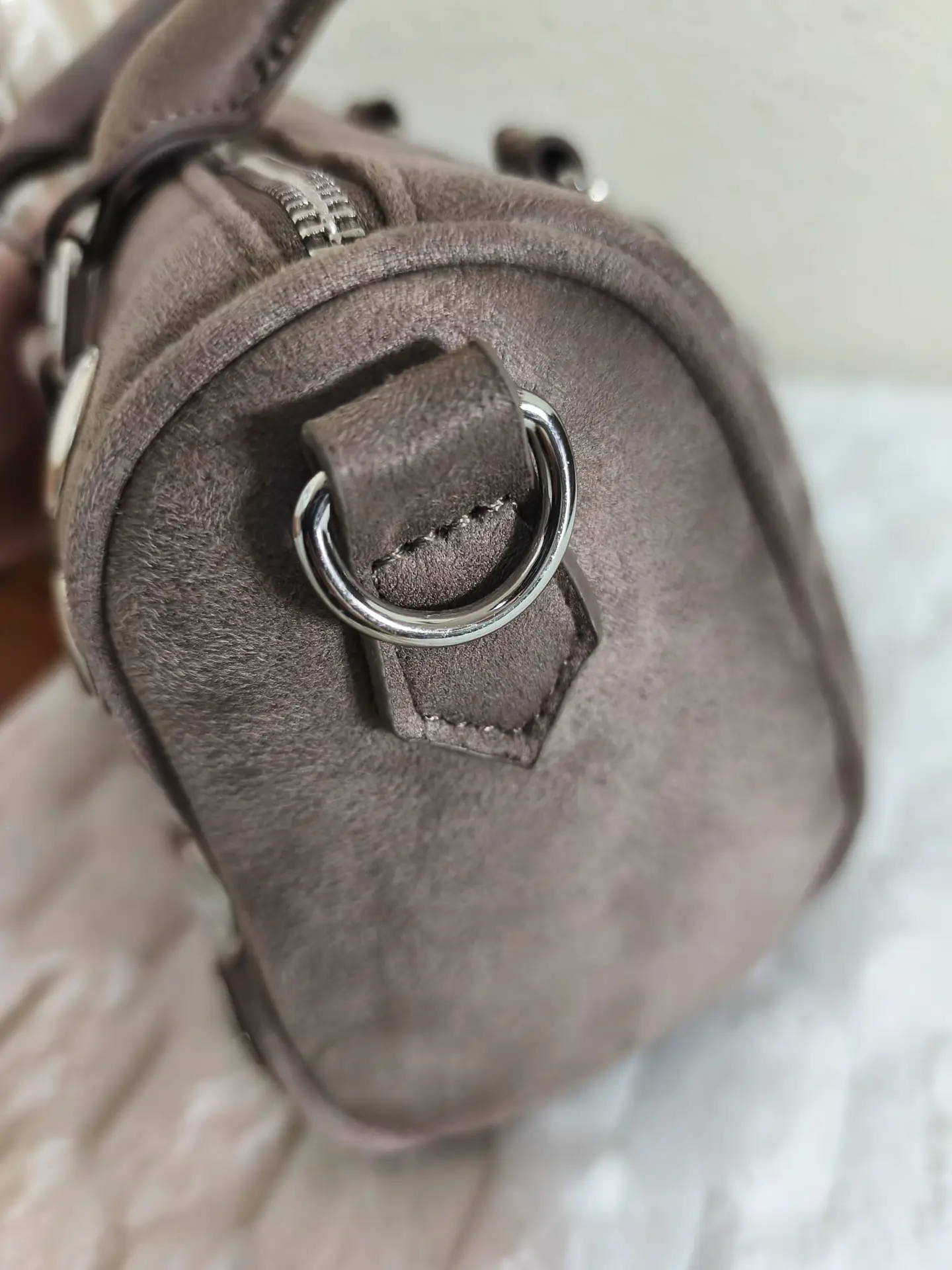 Bolso gris con tacto antelina y tachas plateadas - Imagen 3