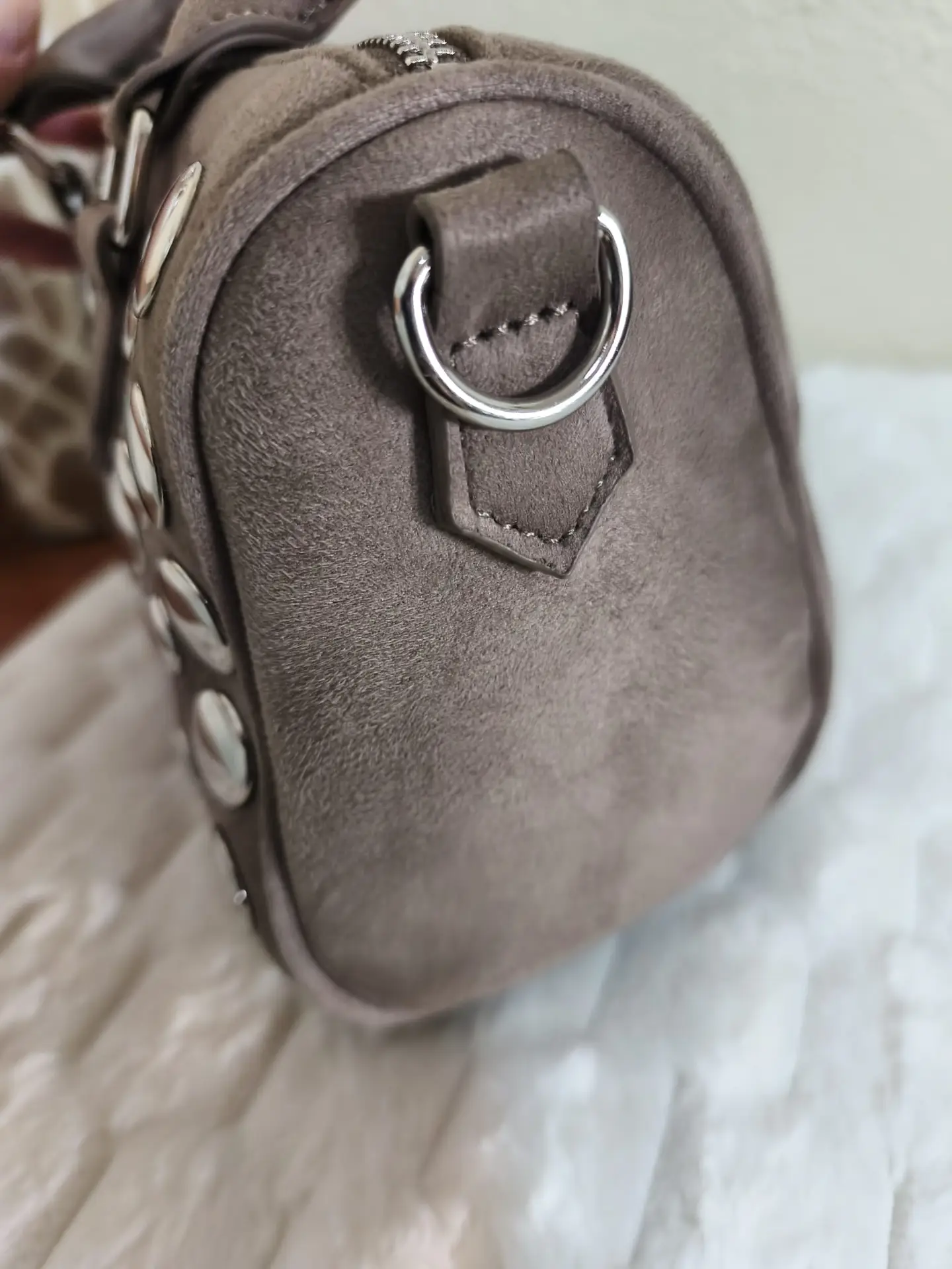 Bolso gris con tacto antelina y tachas plateadas - Imagen 4