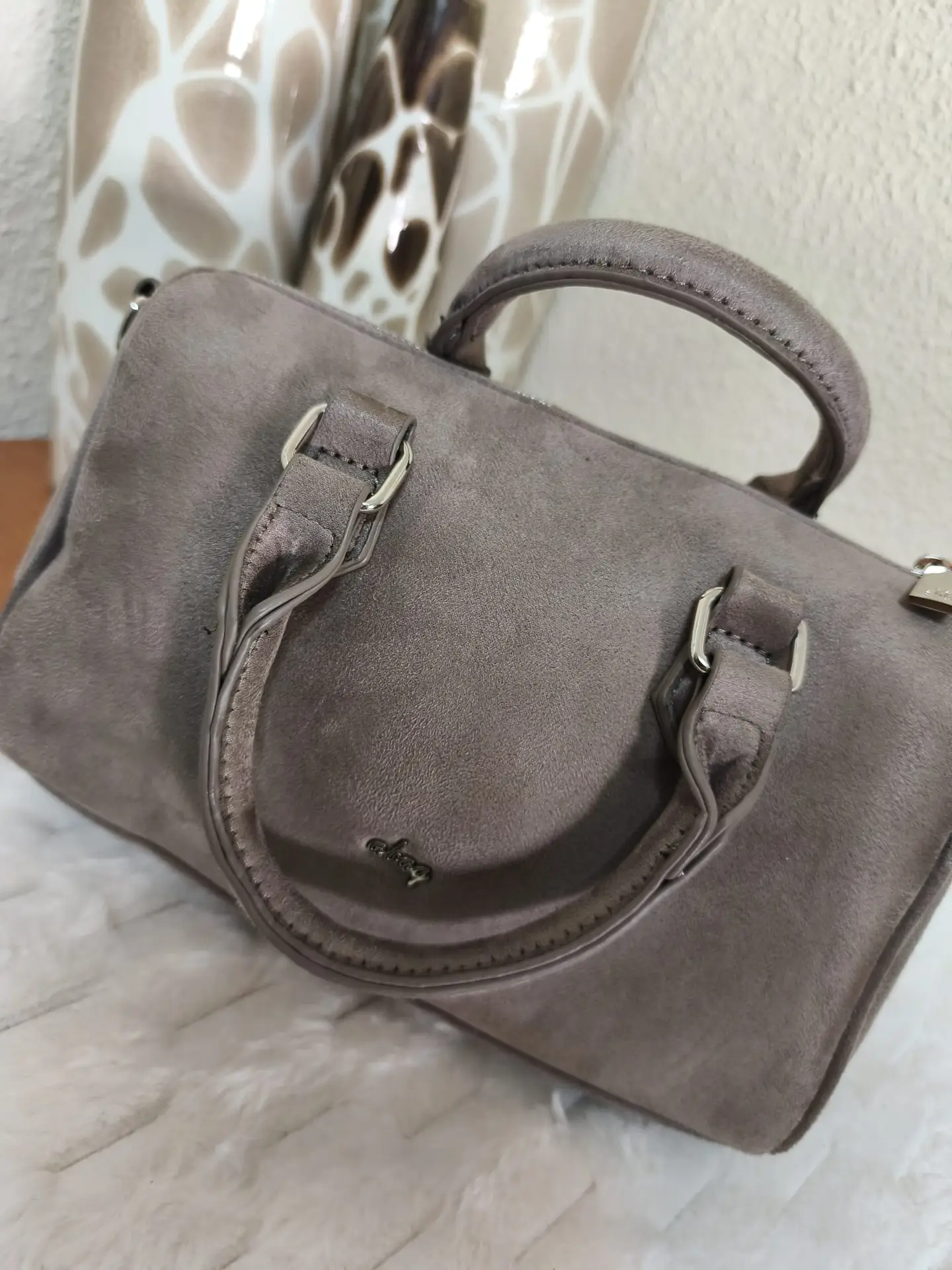 Bolso gris con tacto antelina y tachas plateadas - Imagen 5