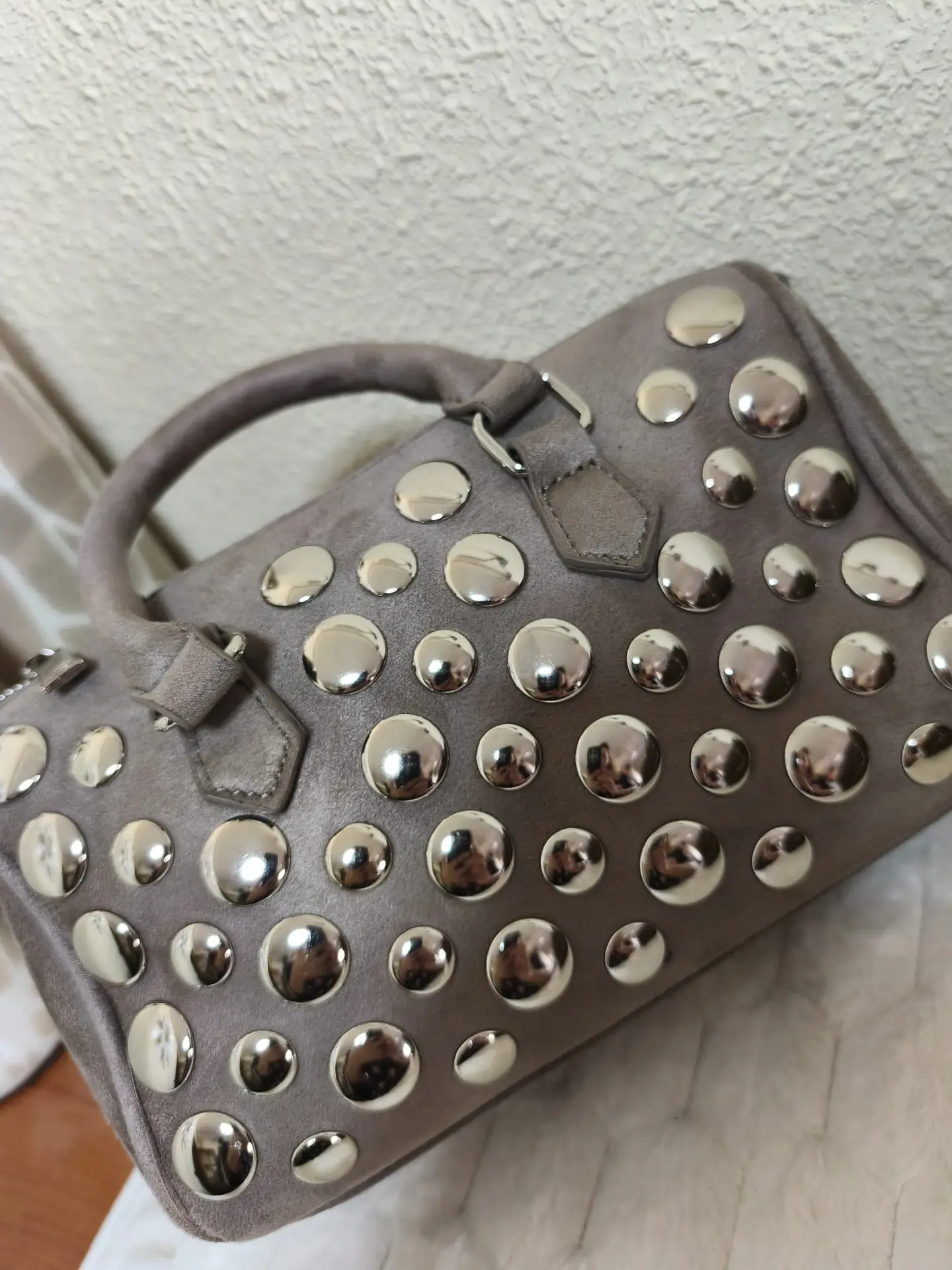Bolso gris con tacto antelina y tachas plateadas - Imagen 6