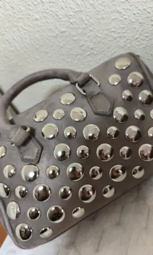 Bolso gris con tacto antelina y tachas plateadas