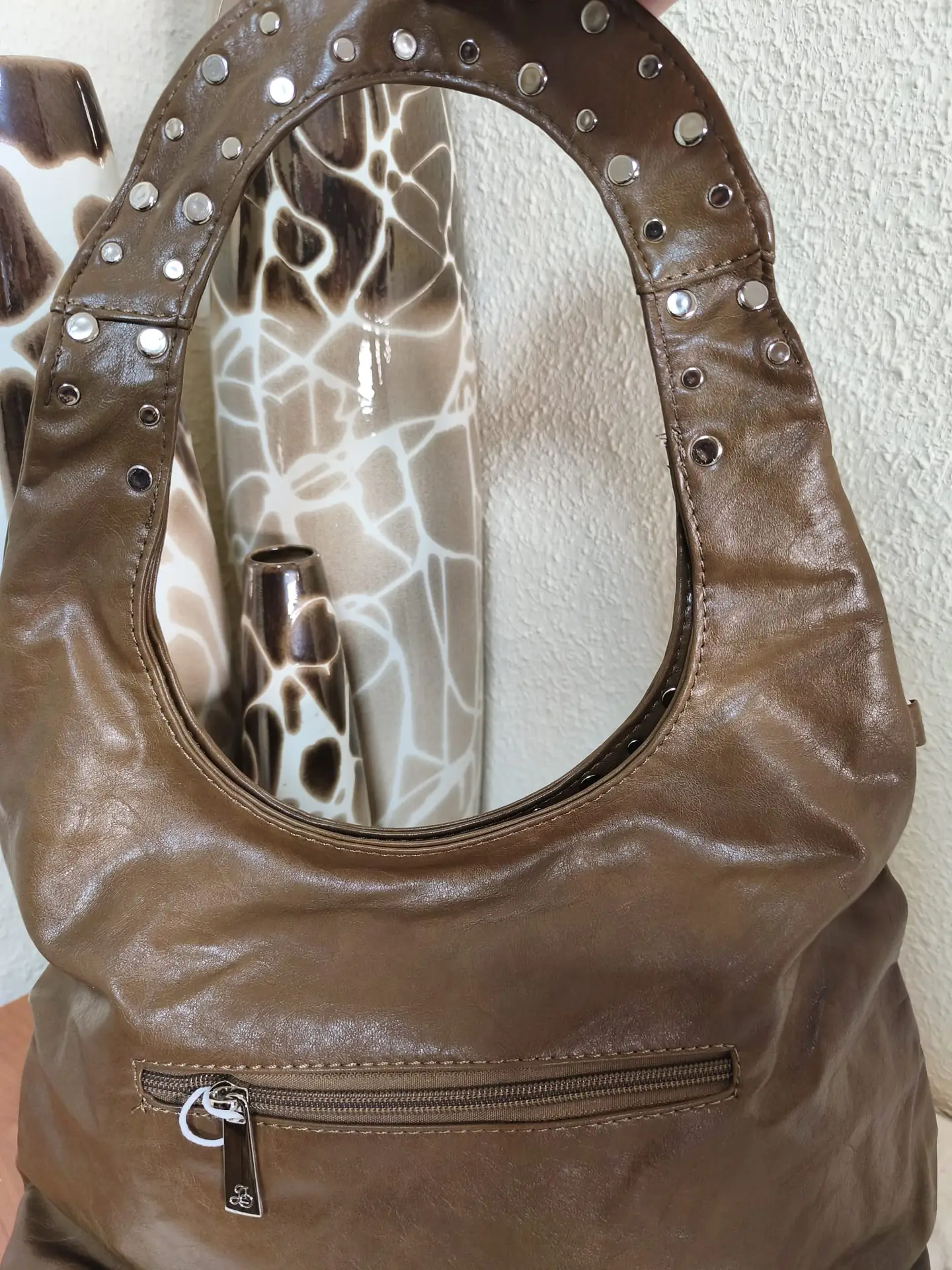 Bolso marrón con tachas y asa ancha - Imagen 3