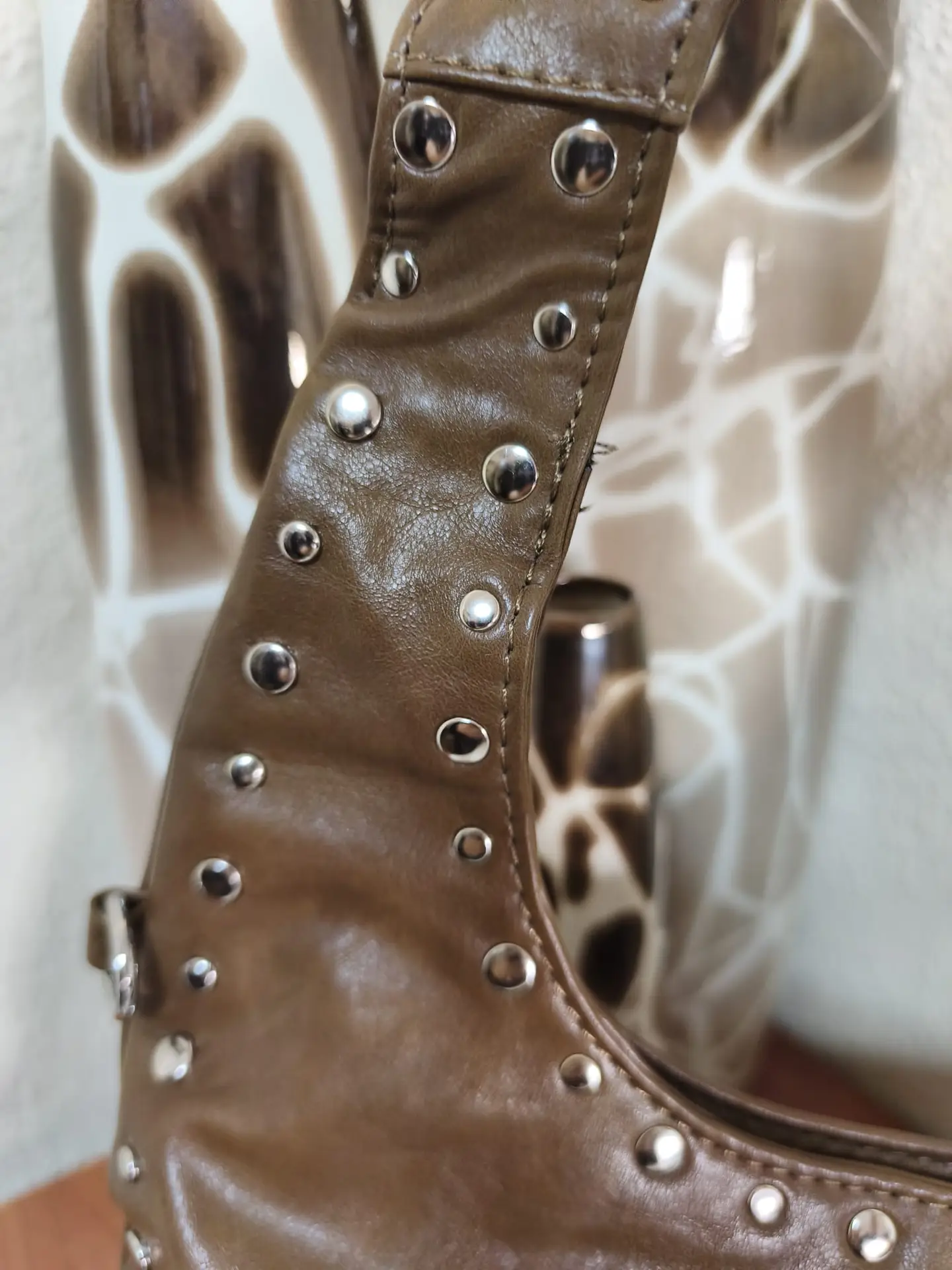 Bolso marrón con tachas y asa ancha - Imagen 4