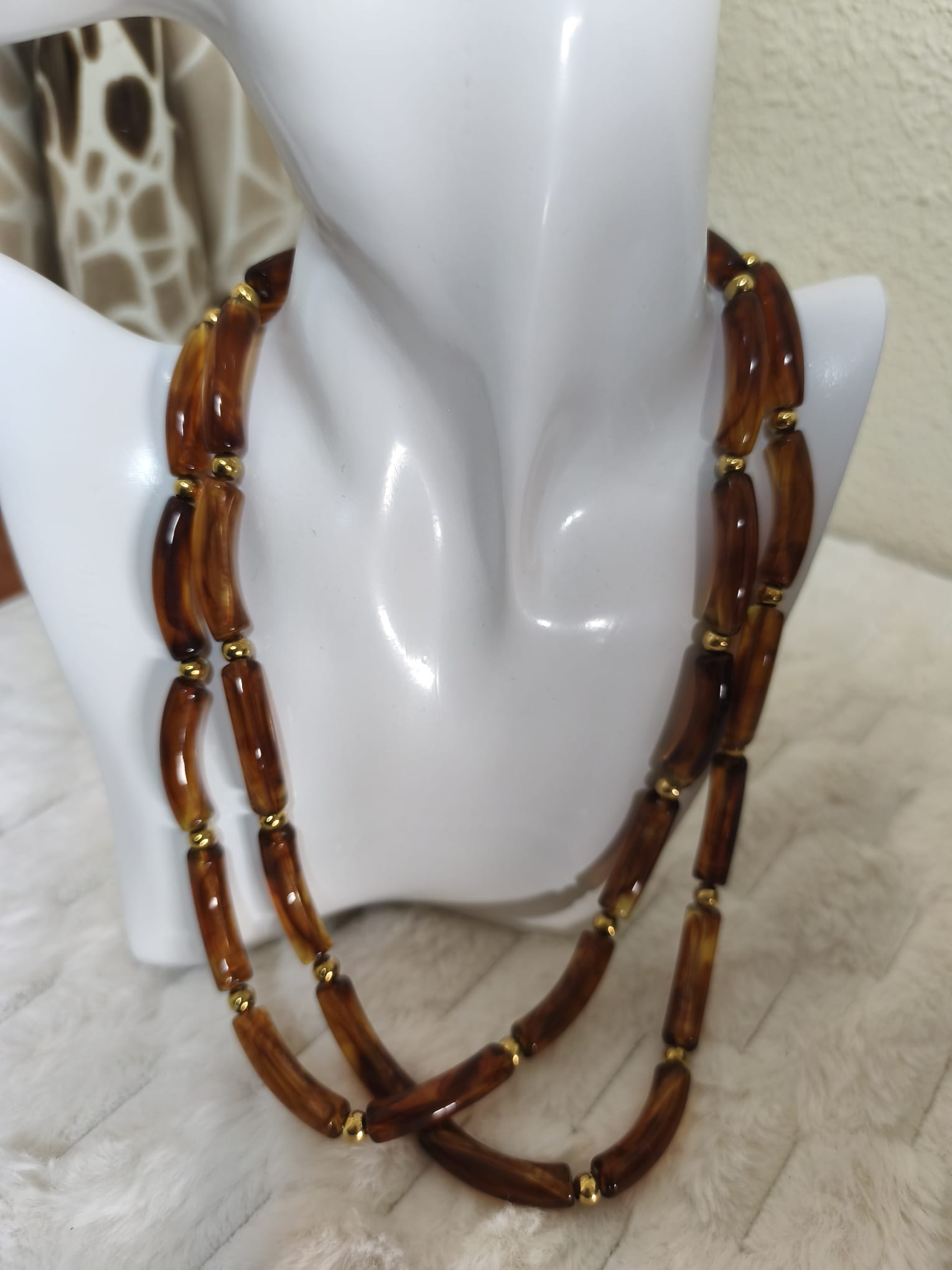 Colgante doble caramelo y perlas doradas