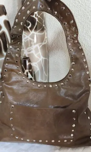 Bolso marrón con tachas y asa ancha