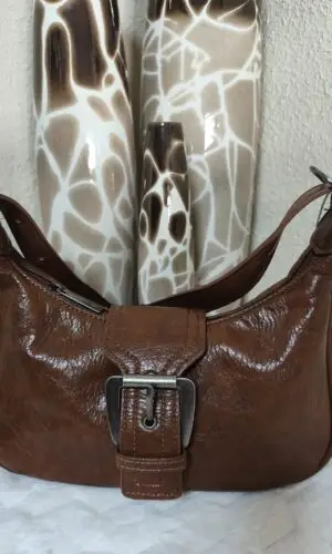 Bolso marrón camel con hebilla