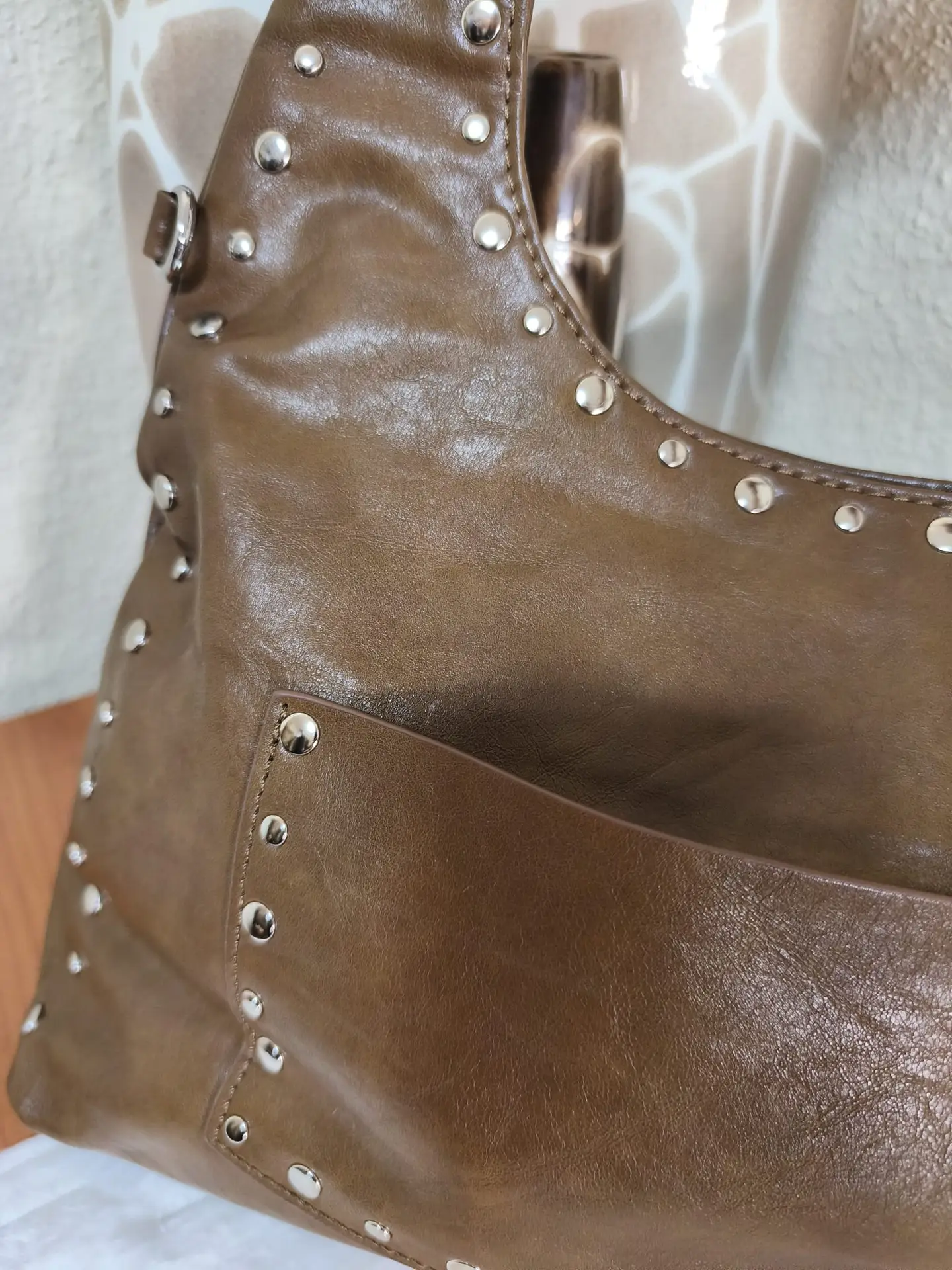 Bolso marrón con tachas y asa ancha - Imagen 6