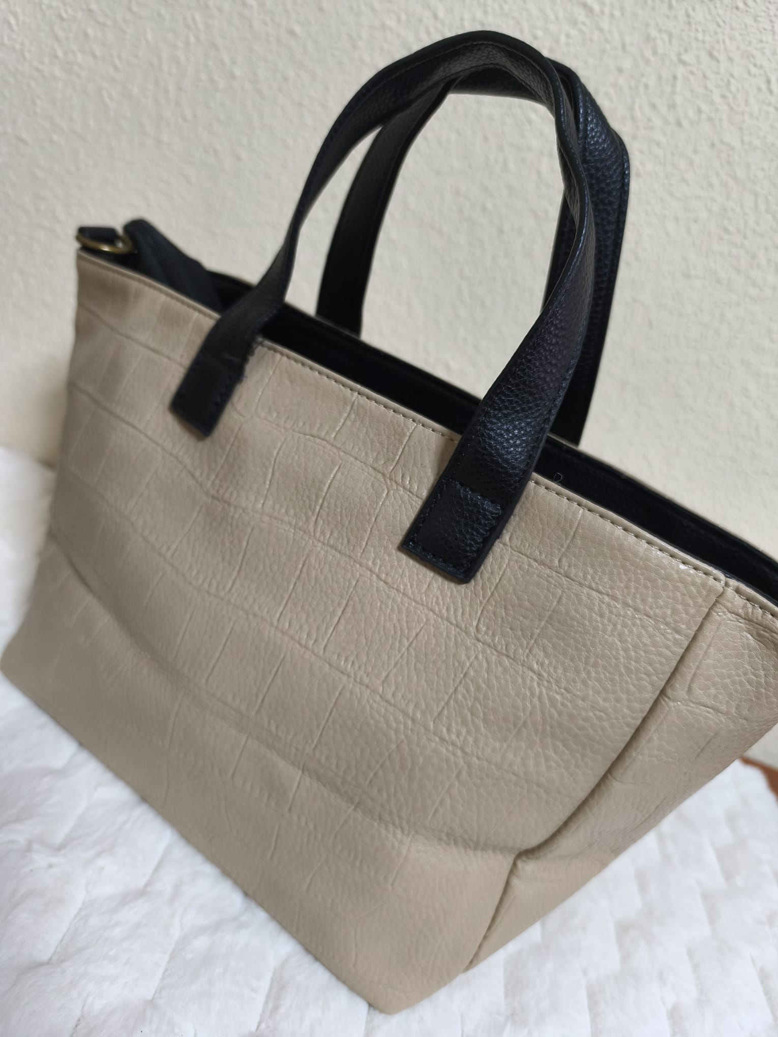 Bolso beige y asa negra - Imagen 3