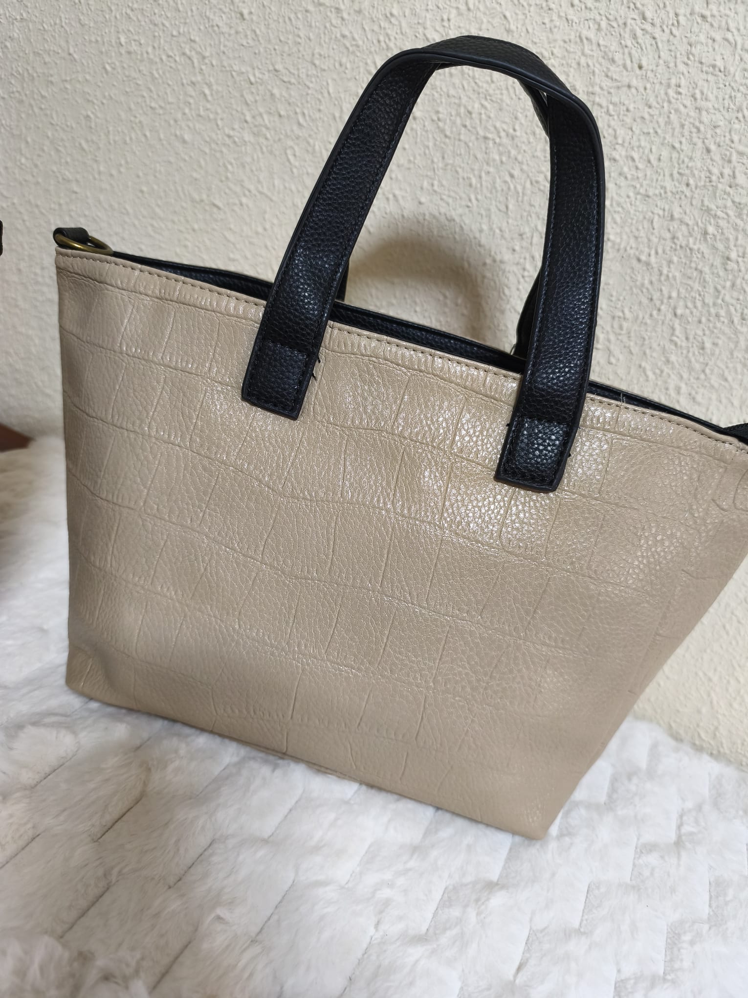 Bolso beige y asa negra
