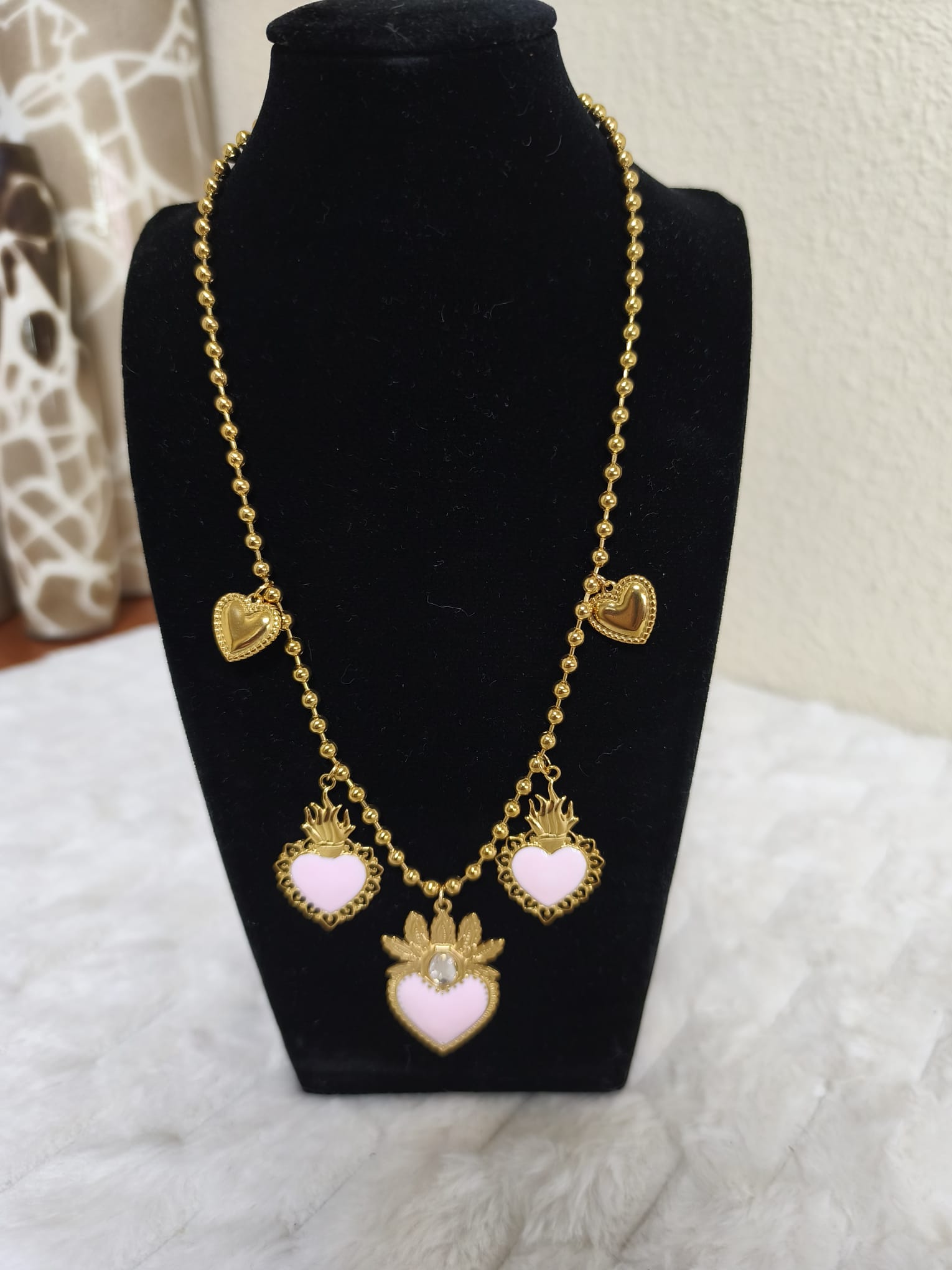 Colgante dorado corazones y piedra rosa