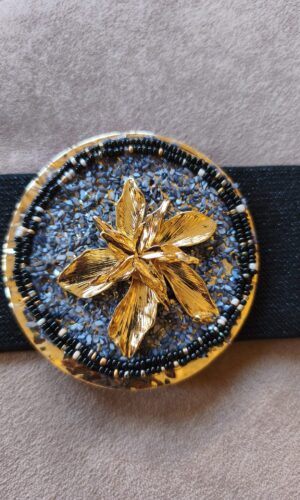 Cinturón elástico negro con broche dorado y azul