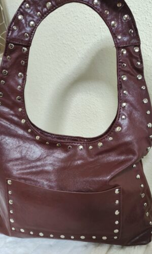 Bolso burdeos con tachas y asa grande