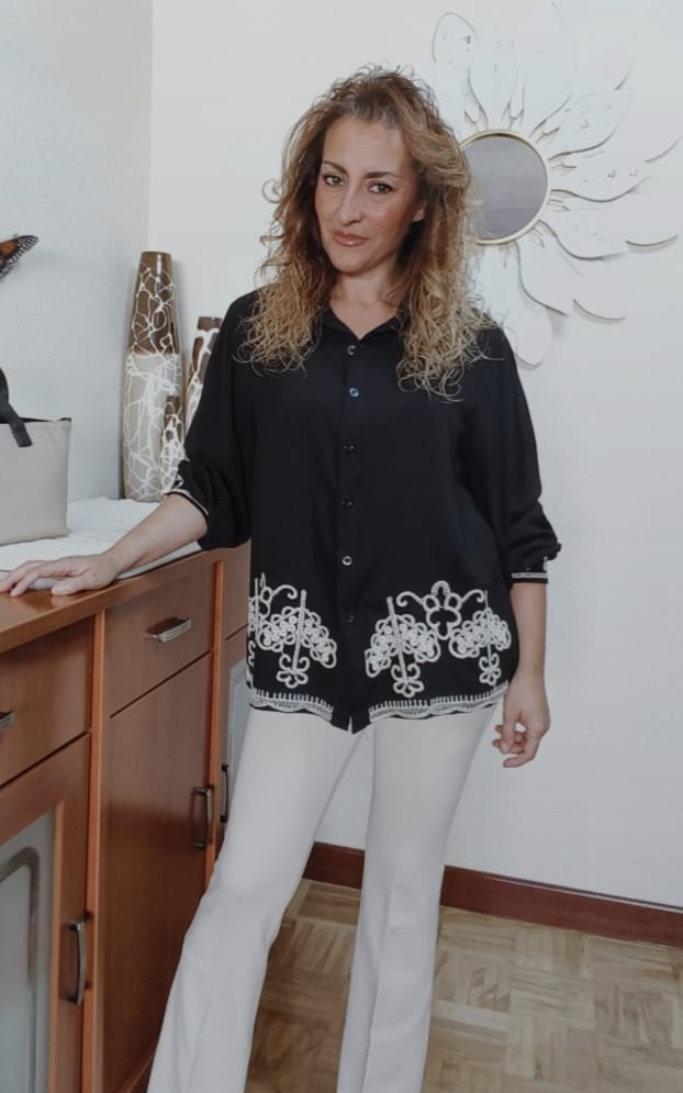 Blusa romántica bordada - Imagen 2