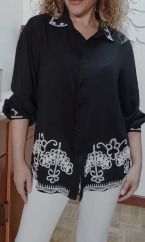 Blusa romántica bordada