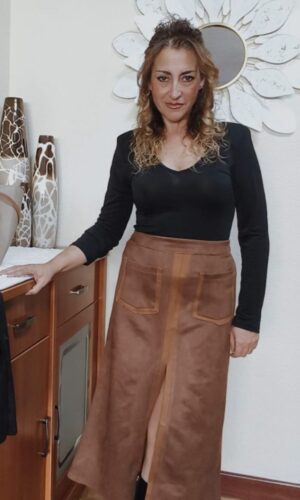 Falda antelina marrón con ribete camel