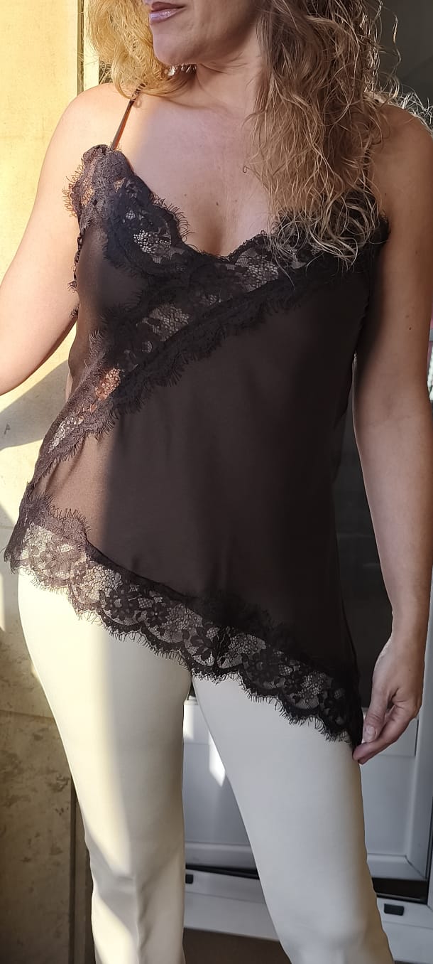 Lencera corta asimétrica