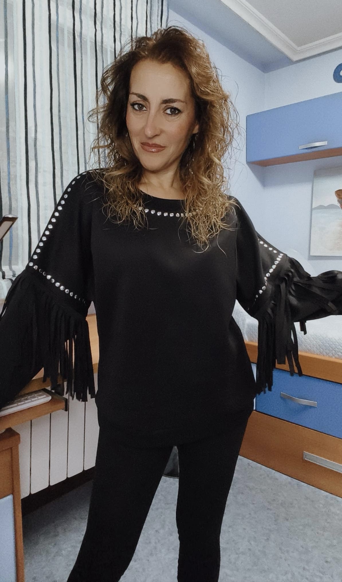 Sudadera flecos y tachas negra