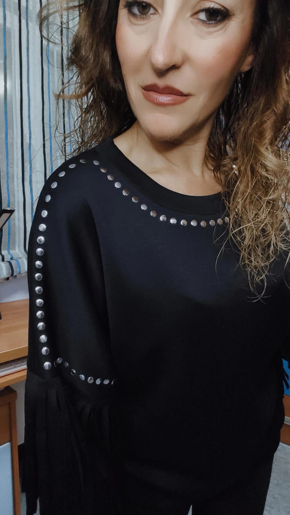 Sudadera flecos y tachas negra - Imagen 2