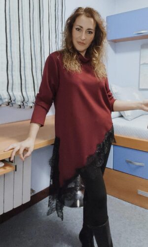 Camisa Asimétrica encaje burdeos