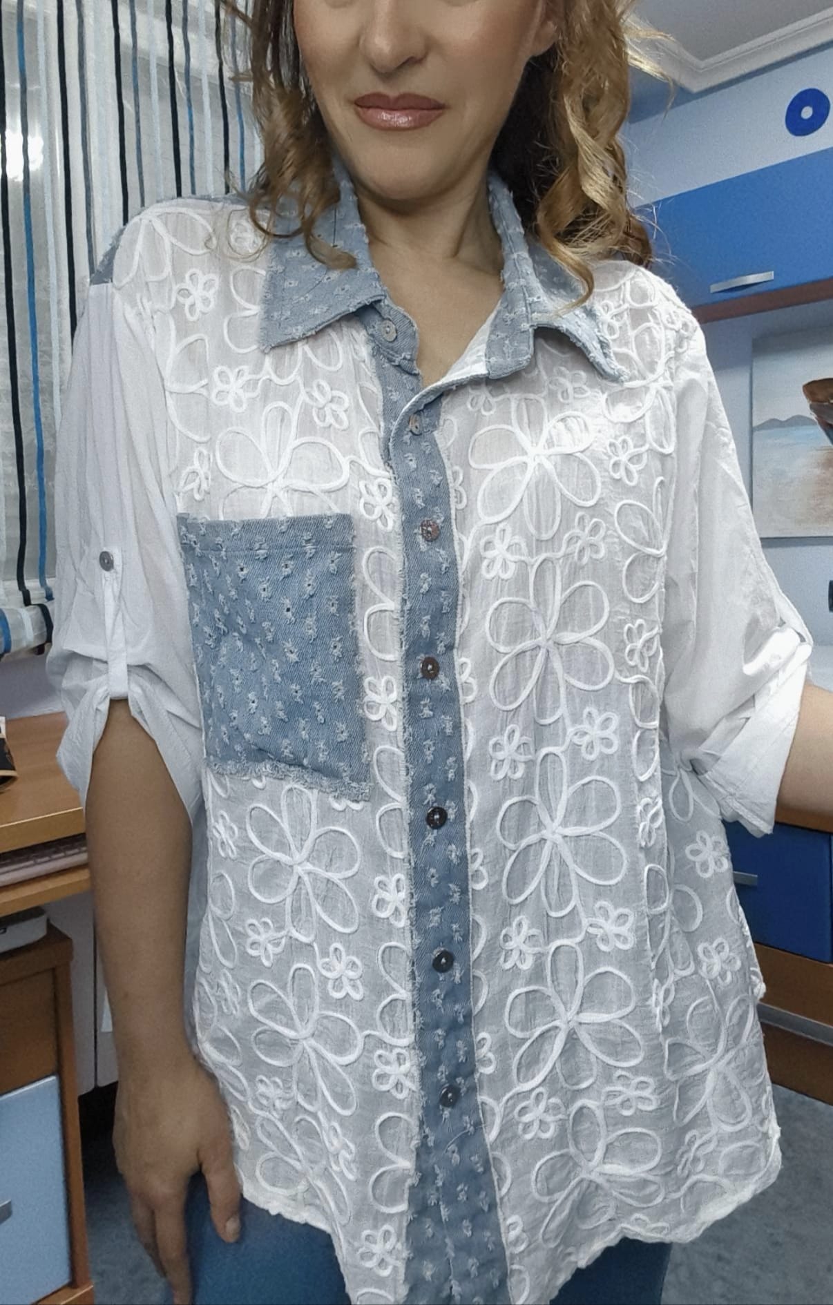 Camisa blanca con denim - Imagen 2