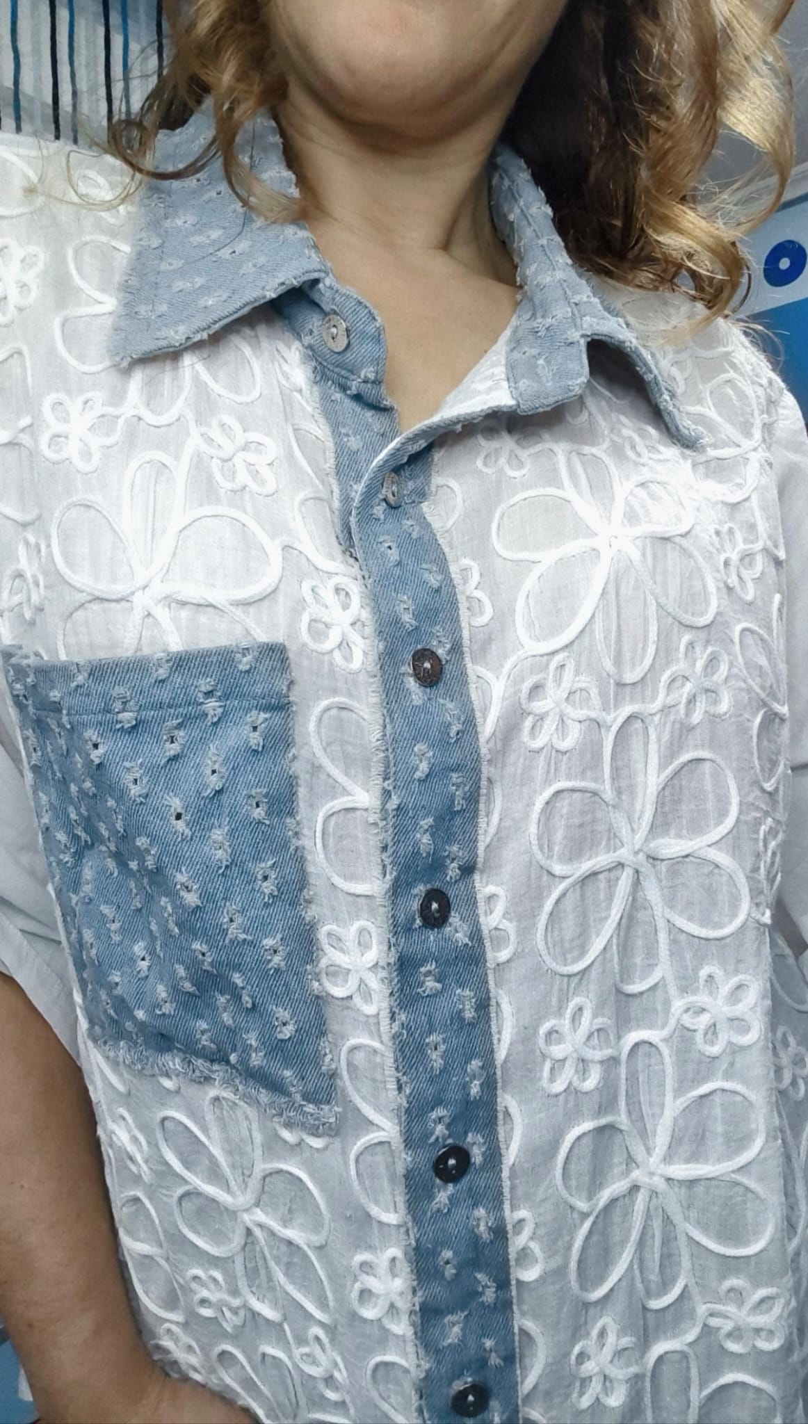 Camisa blanca con denim - Imagen 3